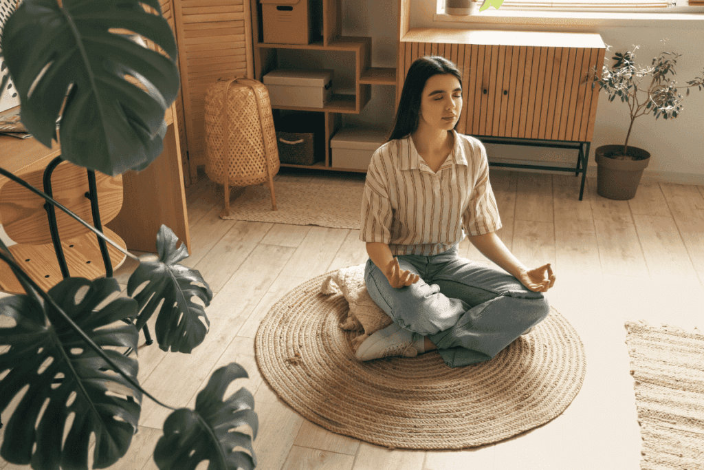 mulher sentada de pernas cruzadas, meditando. 