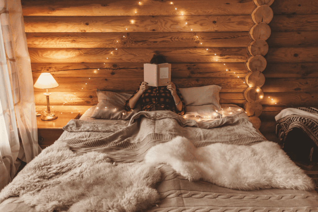 mulher lendo livro na cama como forma de escapismo.