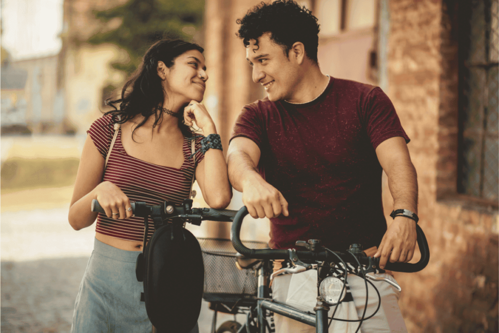 Casal apaixonado empurrando suas bicicletas