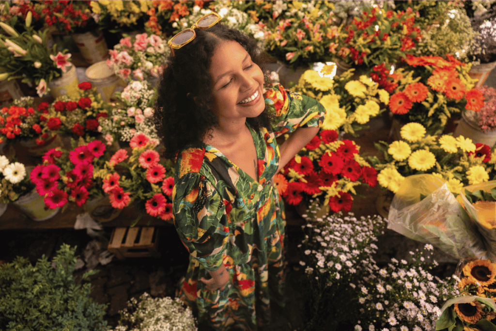 mulher em uma feira de flores