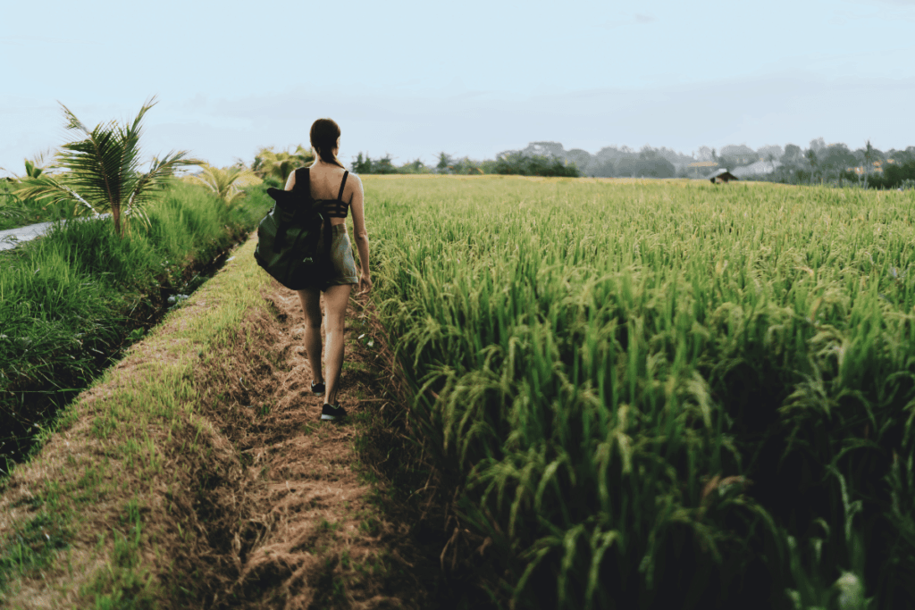 mulher caminhando na natureza