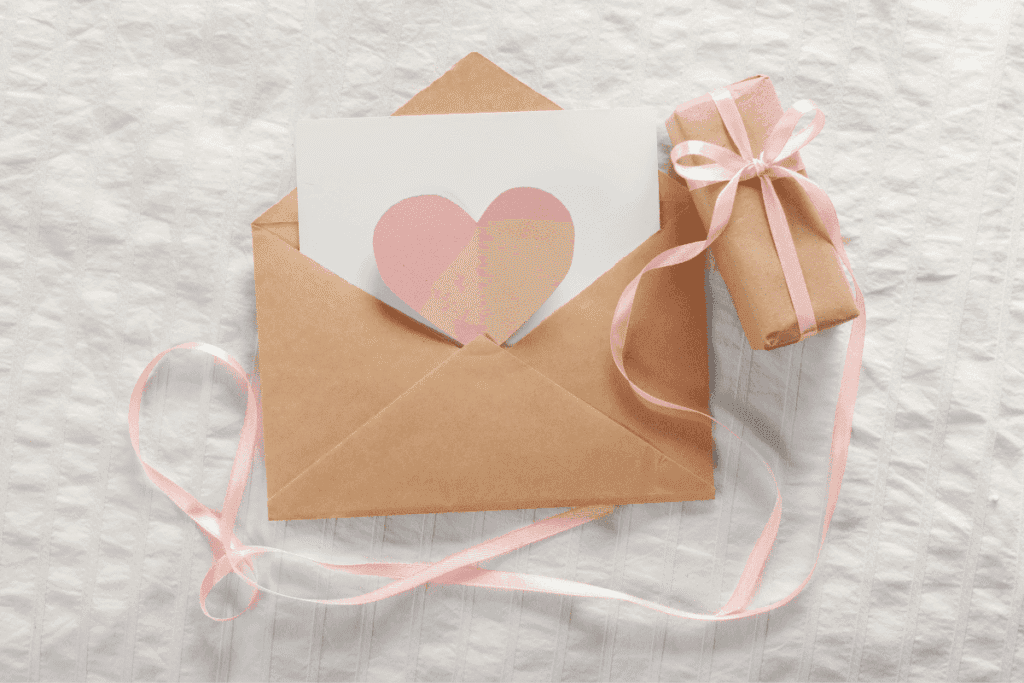 Carta de amor com presente e coração. Inspiração para frases românticas para namorados apaixonados.