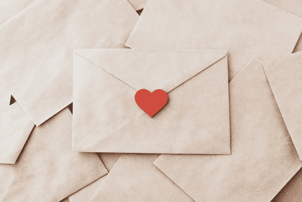 Envelope de carta cpom selo de coração para ilustrar as
Frases românticas para namorados inspiradas em cartas de amor e literatura