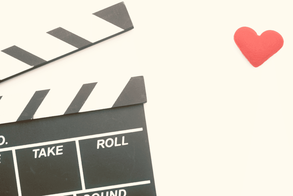 Claquete de cinema com coração para ilustrar as frases românticas de filmes e séries