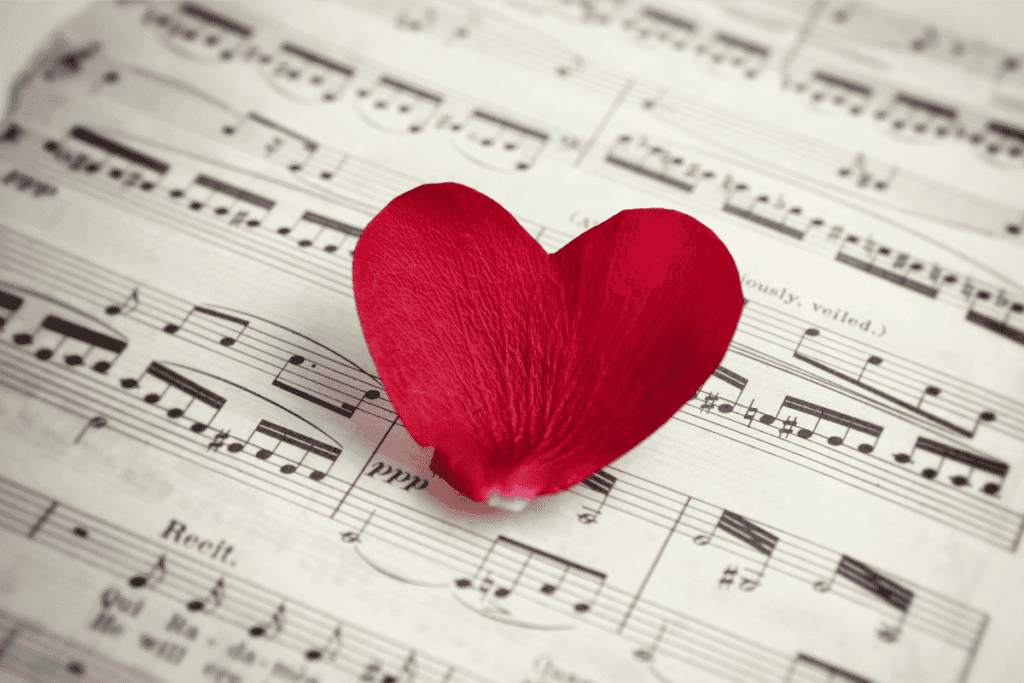 Partitura musical com uma pétala de rosa em formato de coração. Para ilustrar as frases românticas para namorados apaixonados por música.