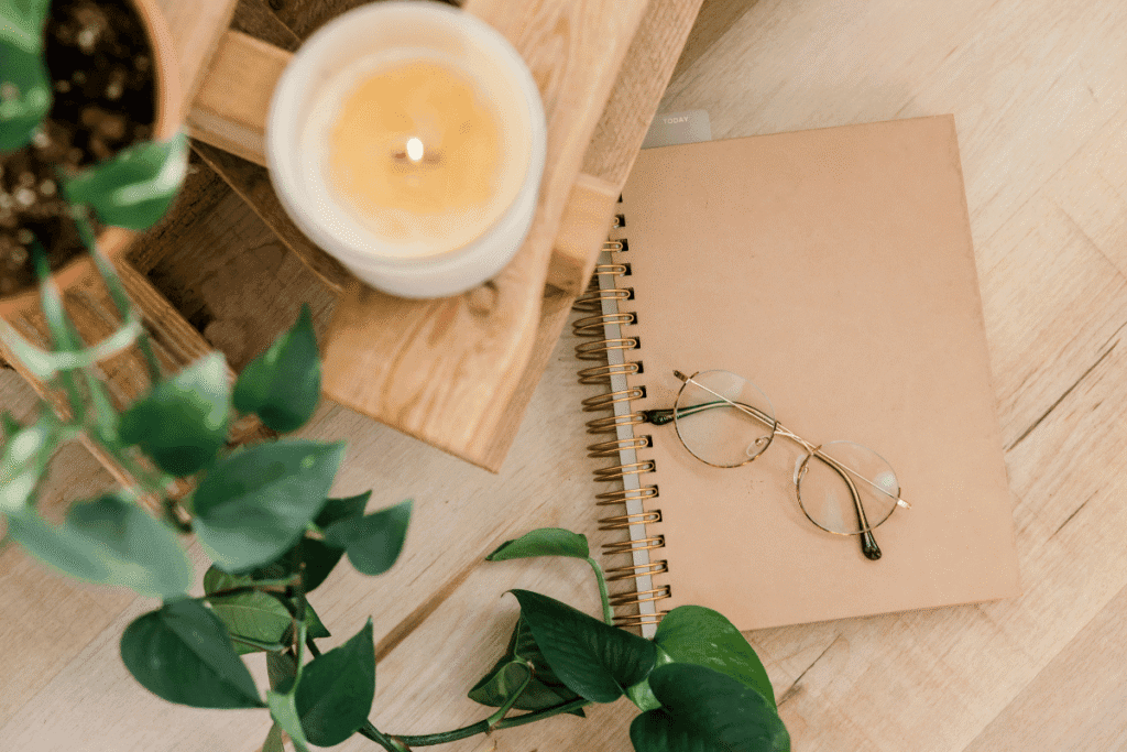caderno, óculos e vela ara ilustrar a criatividade