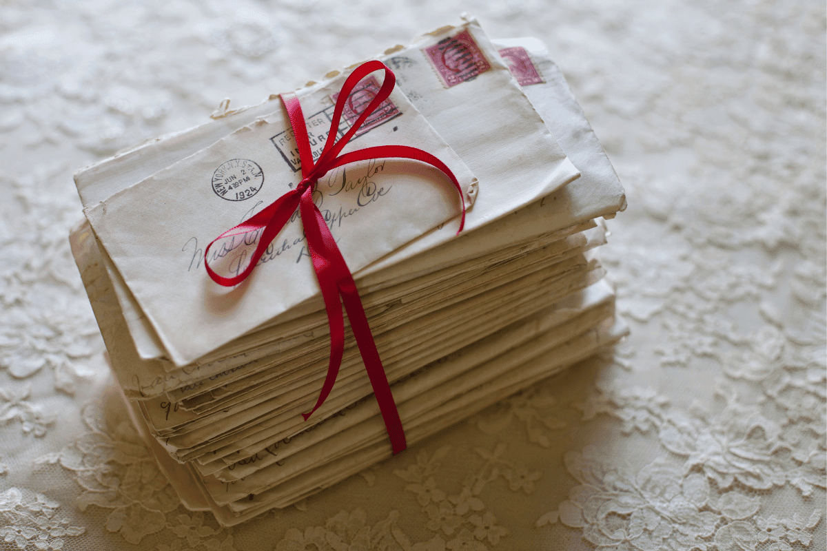 pilha de cartas amarradas com laço