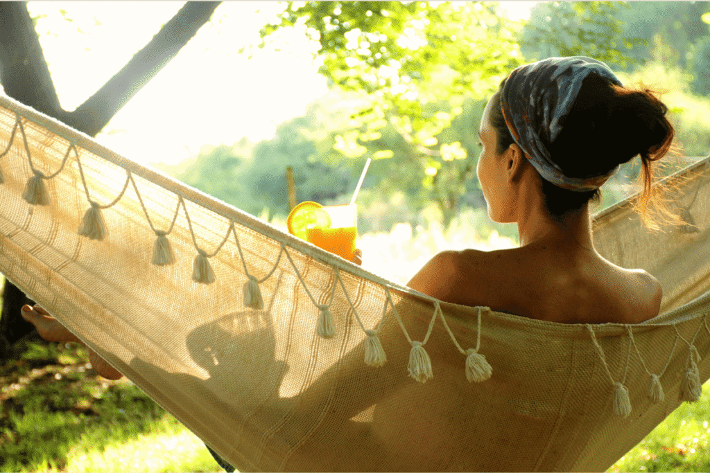 como ser mais criativo- ócio criativo
mulher relaxando em uma rede com refresco