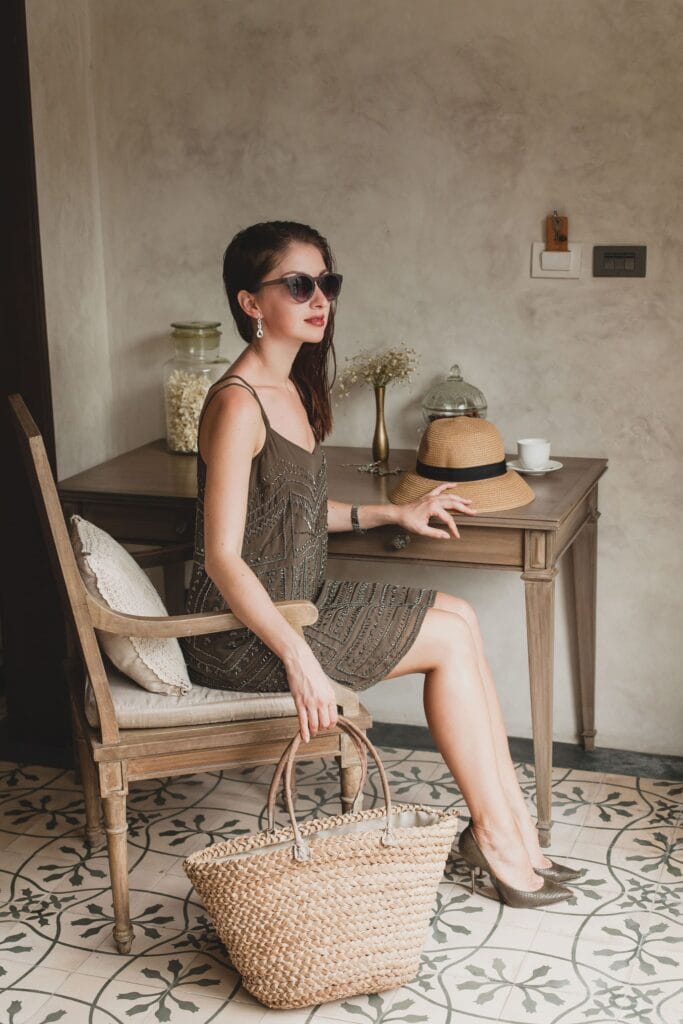 mulher com roupa discreta e acessórios boho.