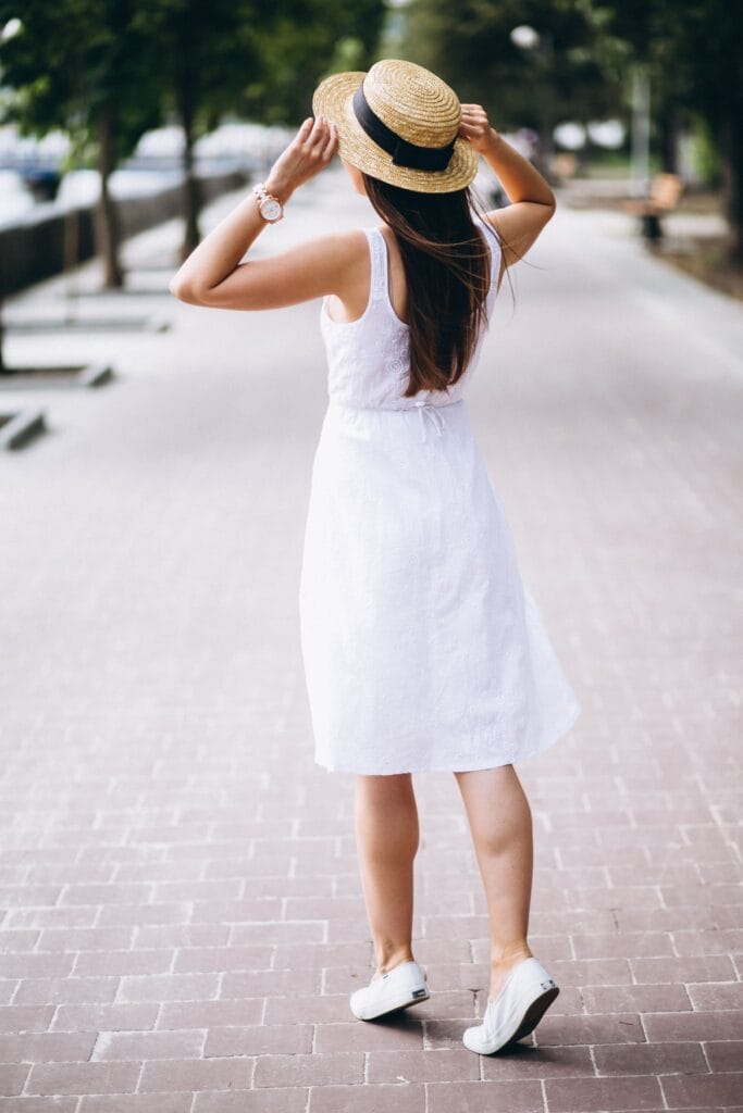 mulher de vestido branco e chapéu- estilo boho chic simples