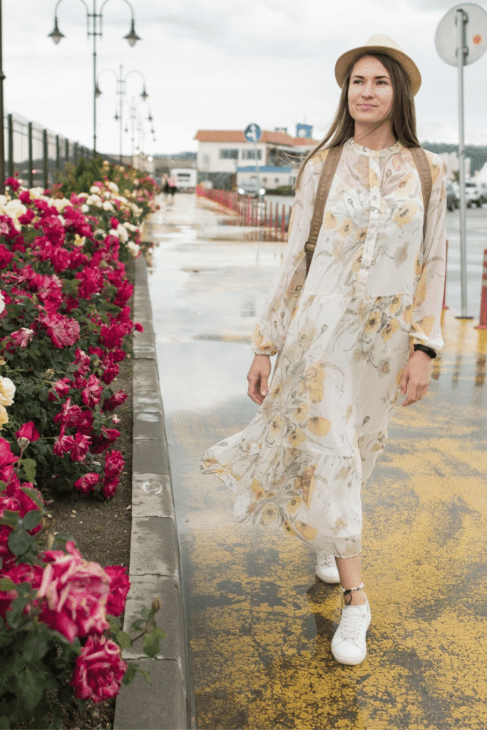 mulher com vestido leve e romantico para ilustrar  o boho chic romantico